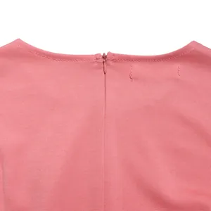 Makro-Detailansicht des hochwertigen unsichtbaren Rückenreißverschlusses am rosa Kleid.
