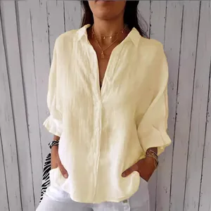 Detailansicht eines minimalistischen hellgelben Langarmhemds mit Puffärmeln und Rüschen