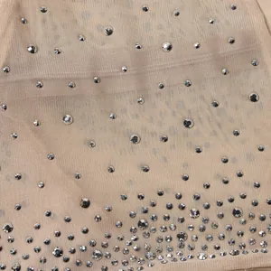 Vista dettagliata del tessuto a rete trasparente con strass argentati scintillanti