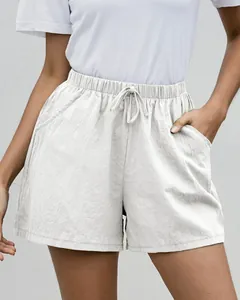 Primer plano de pantalones cortos de lino para mujer con cintura elástica de cordón y bolsillos