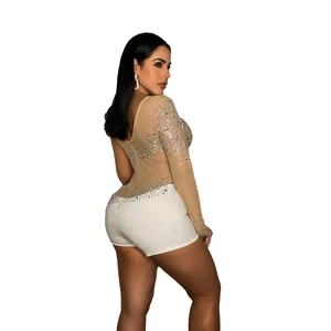 Body sexy con strass scintillanti e maniche in rete visto dal profilo laterale