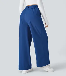 Rückansicht einer dunkelblauen weiten Hose mit hohem Bund für eine lockere Passform