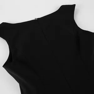 Détail de la fermeture éclair invisible au dos d'un top noir élégant de style français.