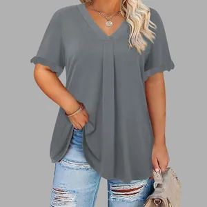 Detalle de camiseta gris casual para mujer con cuello en V, pliegue frontal y volantes