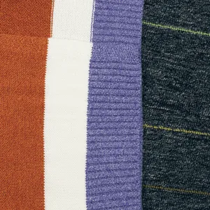 Vista macro detallada de la textura de la tela de punto a rayas multicolores y costura.