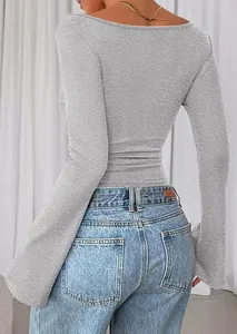 Achterkant detail van een grijs slim-fit T-shirt met boothals en modieuze klokmouwen.
