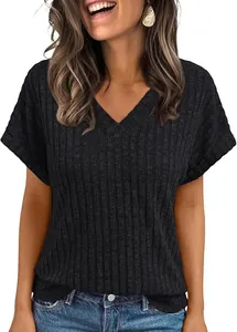 Gedetailleerd overzicht van zwart casual T-shirt met V-hals en korte mouwen voor dames