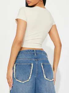 Πίσω όψη μπεζ crop top με ραβδώσεις και τζιν σορτς με ξεφτισμένες λεπτομέρειες