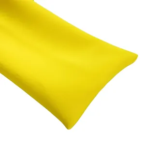 Inquadratura macro dei dettagli del tessuto giallo vibrante di un top a fascia da donna
