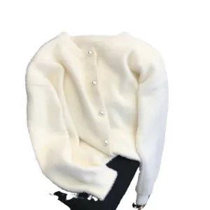 Cardigan doux blanc crème en polaire imitation vison avec boutons perles femme