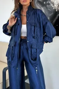 Elegante completo due pezzi blu metallizzato con giacca cargo e pantaloni a gamba larga