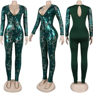 Vista dettagliata multi-angolo di una tuta da club verde con paillettes e scollo a V.