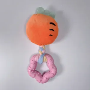 Dettaglio giocattolo carota per animali con peluche, corda intrecciata e anello rosa a stella