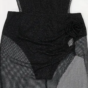Gros plan d'une robe en maille noire scintillante avec texture de tissu et rose décorative