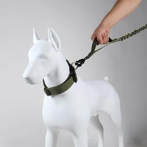 Tactische bungee hondenriem en halsband set getoond op een witte hond pop