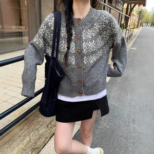 Gilet classique en jacquard Fair Isle gris pour femme dans un style preppy vintage