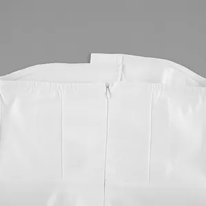 Detailaufnahme des Rückenreißverschlusses und der Nähte an einem weißen trägerlosen Top.