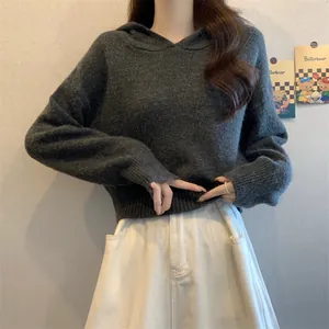 Détail d'un pull court à capuche en maille gris foncé pour femme avec une coupe ample