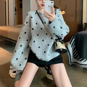 Maglione in maglia oversize a pois grigi da donna mostrato in una vista selfie