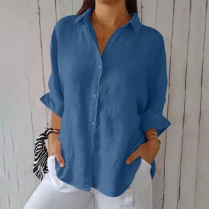 Nahaufnahme der blauen langärmeligen Leinen-Bluse mit eleganten Rüschenmanschetten