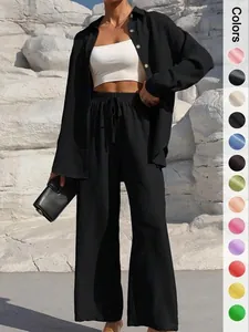 Elegantes Damen-Set aus schwarzem Langarmhemd und weitem Hosenbein aus Strukturstoff