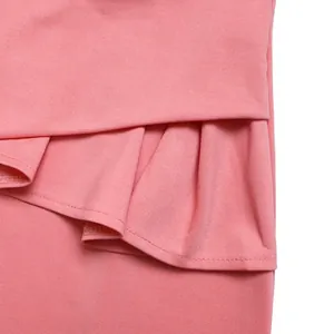 Nahaufnahme des eleganten rosa Rüschenstoffs und der feinen Nähte an diesem Bleistiftrock