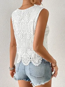 Dettaglio posteriore dell'elegante top bianco senza maniche in pizzo crochet