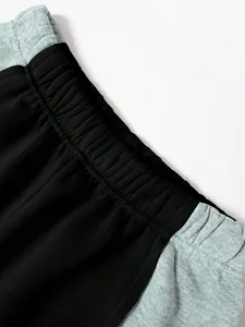 Detaillierte Makroansicht des elastischen Bundes einer zweifarbigen Wide-Leg-Sweathose