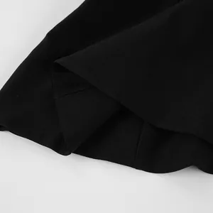 Vue détaillée de l'ourlet et des coutures d'un châle noir élégant de haute qualité