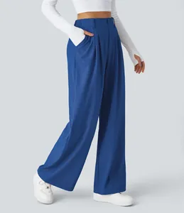 Detailansicht des eleganten Falls und des hohen Bundes dieser blauen weiten Hose.