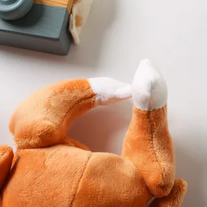 Gros plan détaillé des pattes du chapeau de dinde en peluche pour fête de Thanksgiving