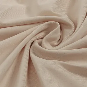 Macro de la textura del tejido de malla acanalada para un vestido ajustado nude.