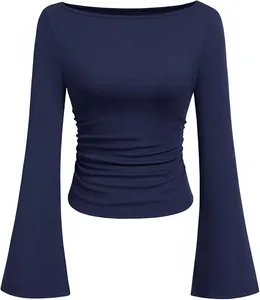 Detail van een donkerblauw T-shirt met boothals, rimpels en uitlopende mouwen.