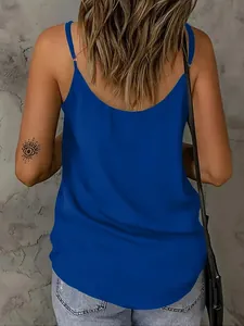Gedetailleerd achteraanzicht van een koningsblauwe camisole top met dunne bandjes.