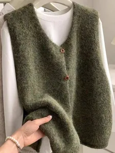 Dettaglio ravvicinato di un gilet in maglia pelosa verde oliva con bottoni e scollo a V