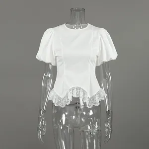 Gedetailleerd vooraanzicht van een witte blouse met pofmouwen en elegante kant