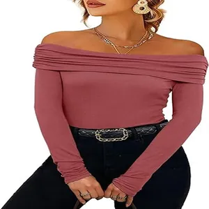 Primo piano di una maglietta rosa a spalle scoperte a maniche lunghe da donna elegante