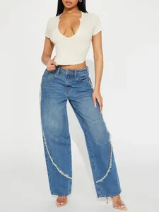 Λεπτομέρεια λευκού κοντομάνικου cropped top με βαθιά λαιμόκοψη V και στενή εφαρμογή σχεδίασης