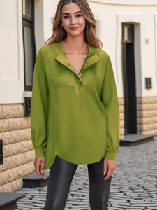 Elegante casual damestop met lange mouwen in groen met knopen in een moderne straatstijl