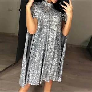 Gedetailleerd overzicht van elegante zilveren paillettenjurk met cape-stijl