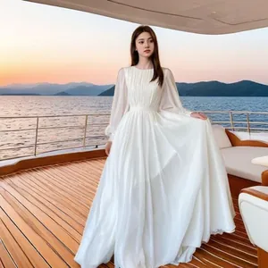 Dettaglio di un abito da sposa bianco con eleganti maniche a lanterna su uno yacht