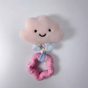Dettaglio del giocattolo per animali a nuvola con anello per la dentizione rosa