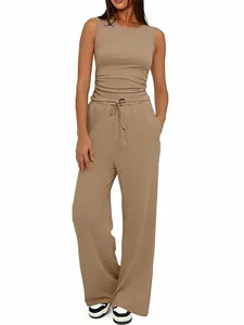 Set completo composto da canotta arricciata e pantaloni a gamba larga a vita alta
