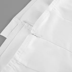 Detailaufnahme des hochwertigen nahtverdeckten Reißverschlusses an einem weißen Top