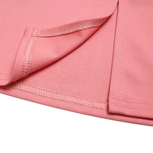 Makro-Detail der hochwertigen Nähte und des rosa Strickstoffs an einem eleganten Kleid