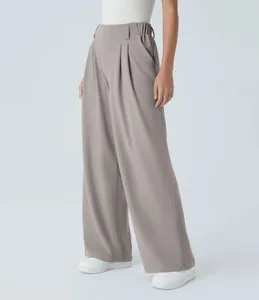 Detailansicht der locker fallenden Wide-Leg-Hose mit hoher Taille und Falten