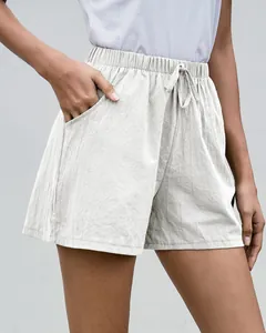 Vista detallada de pantalones cortos de lino con cintura elástica con cordón y bolsillos laterales.