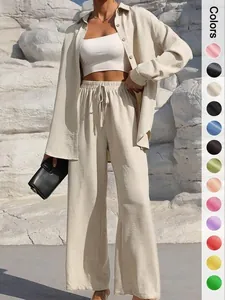 Detail von elegantem beigem zweiteiligem Set für Damen mit langem Hemd und weitem Bein
