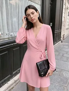 Vista detallada del elegante vestido cruzado rosa con cuello en V y manga abullonada