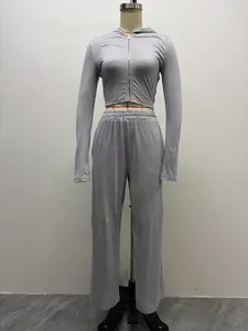 Dettaglio a figura intera del set sportivo grigio due pezzi su manichino da sartoria